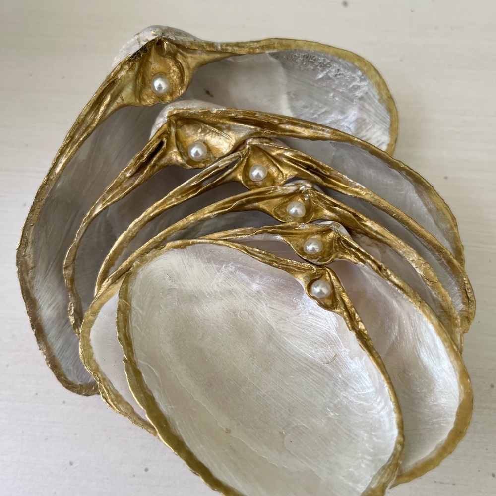 🌻Graduated sized set of six pearl painted shells with gold